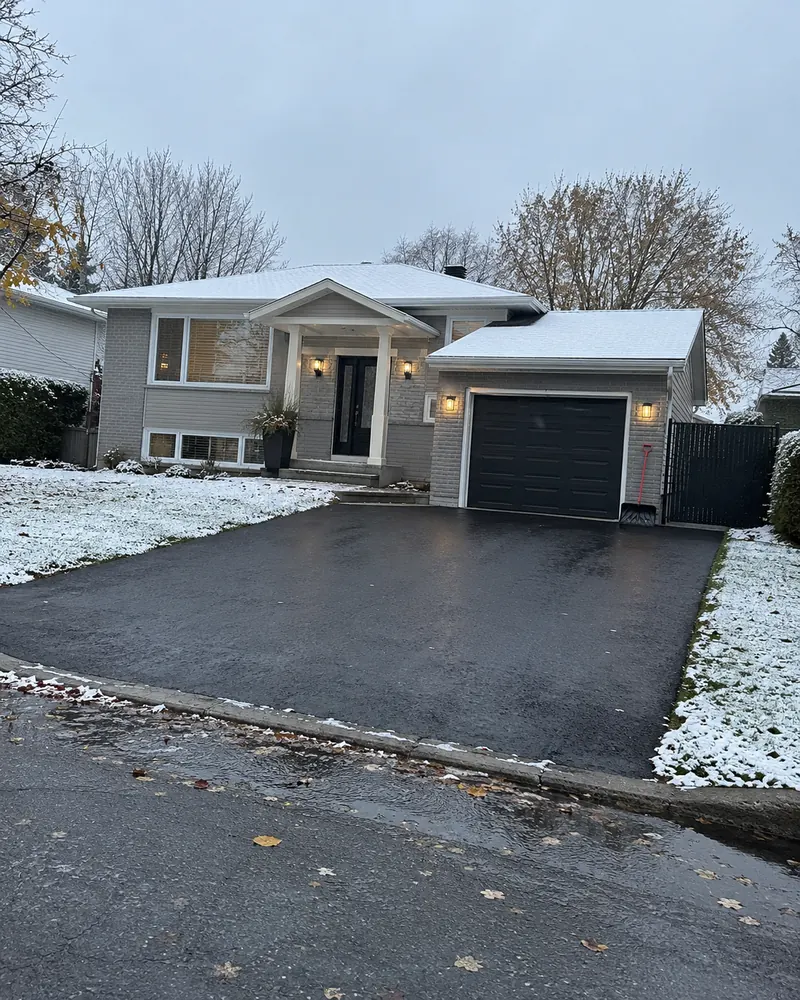 Première neige sur une entrée neuve